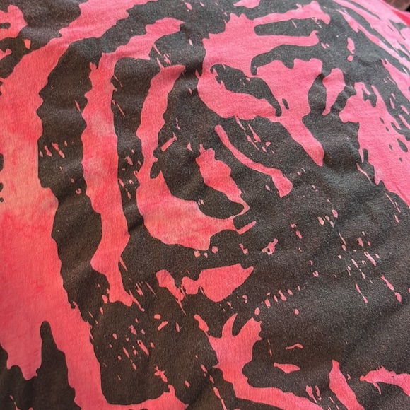 NWT Splotchy Pink Nollie V-neck with Tiger Graphic Print - Picture 7 of 7